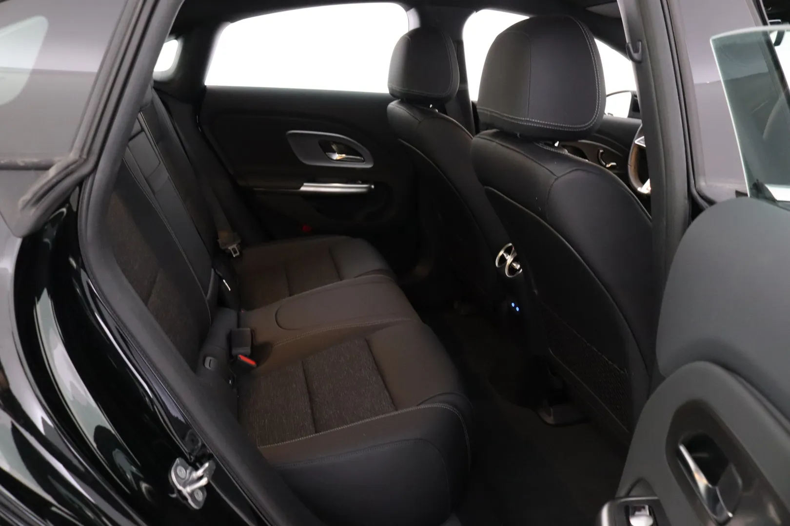 Mercedes-Benz CLA FSJ-192 carousel image