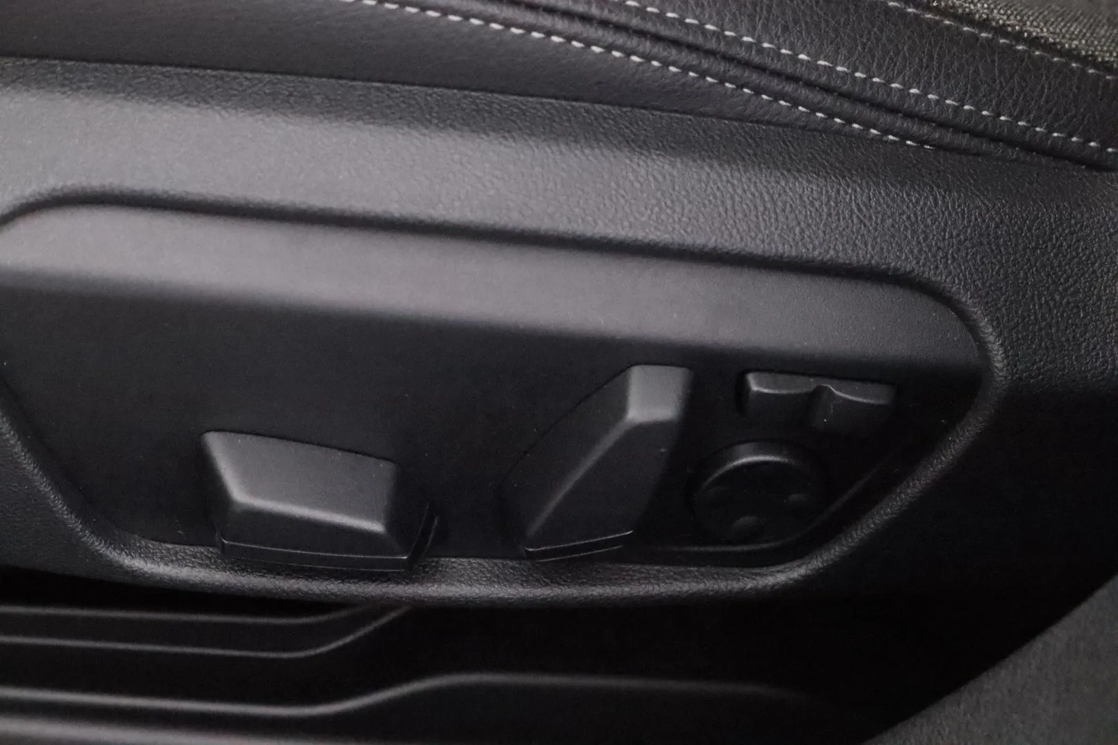 BMW 118 FIA-906 carousel image