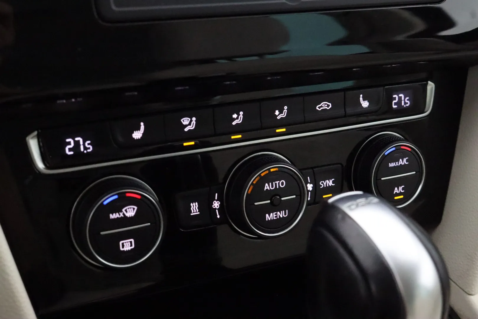 VOLKSWAGEN Passat XNO-236 carousel image