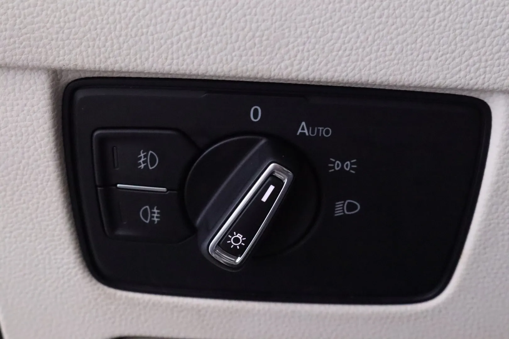 VOLKSWAGEN Passat XNO-236 carousel image