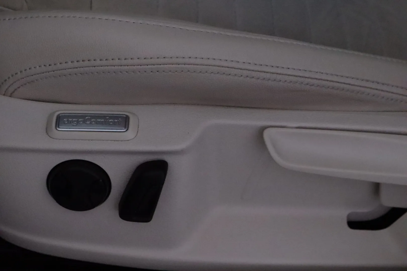 VOLKSWAGEN Passat XNO-236 carousel image