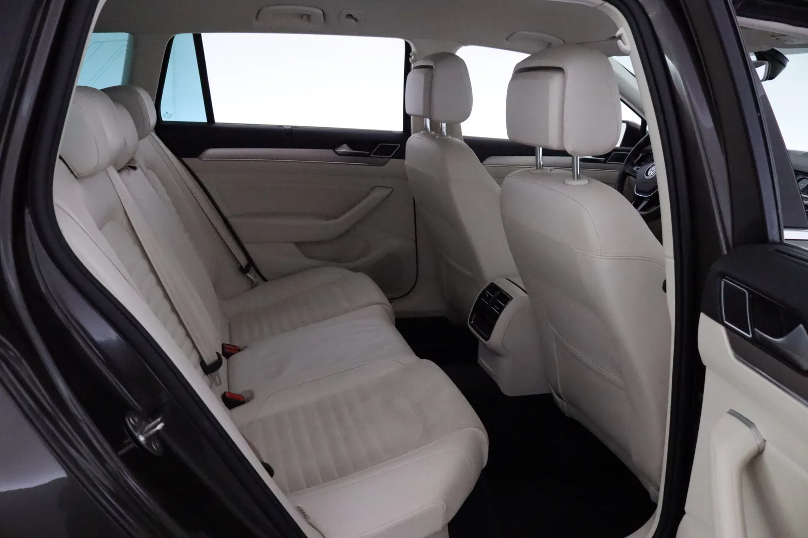 VOLKSWAGEN Passat XNO-236 carousel image