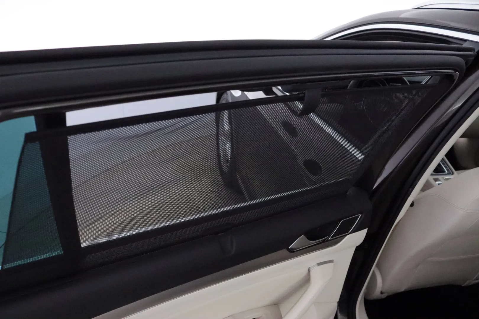VOLKSWAGEN Passat XNO-236 carousel image