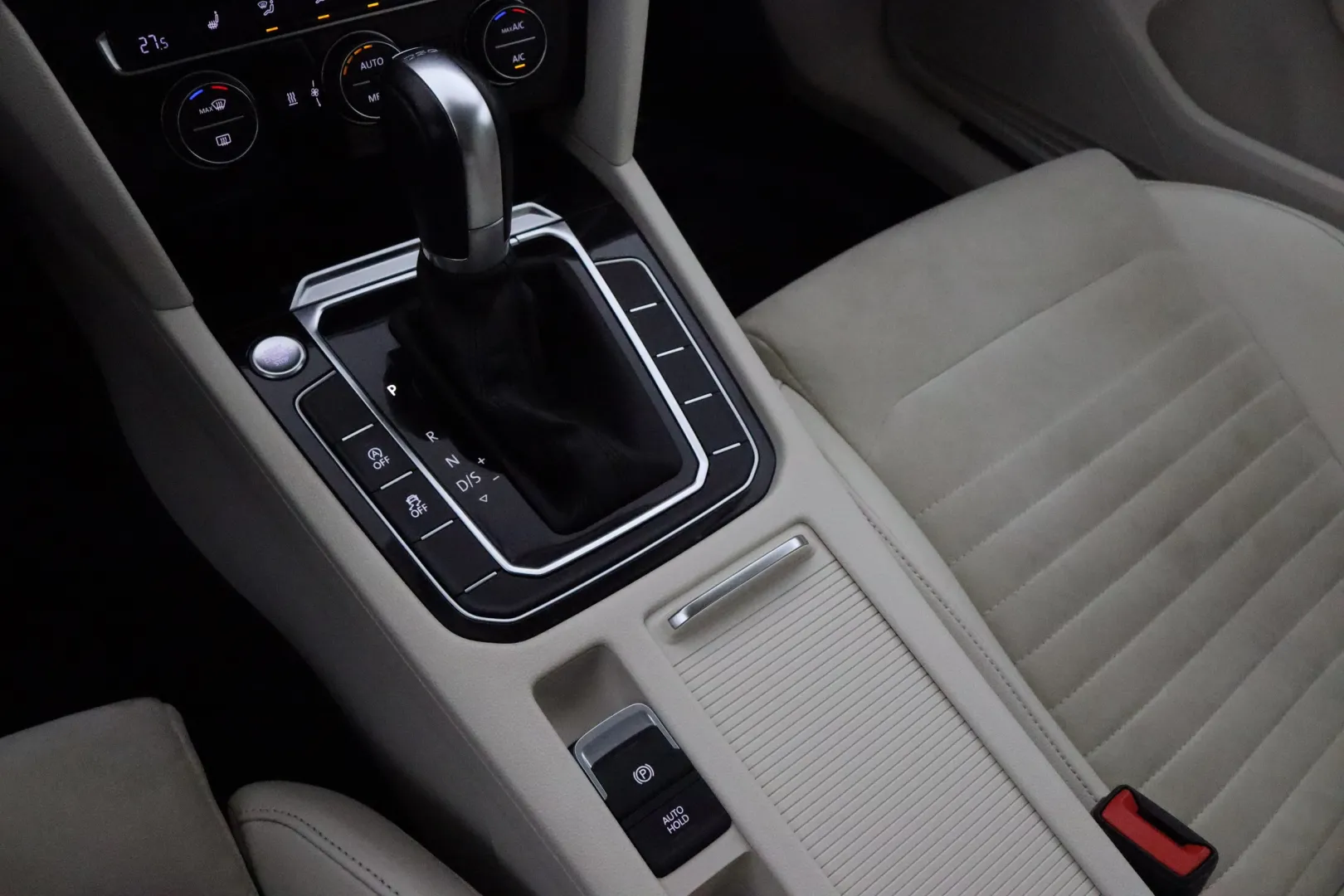 VOLKSWAGEN Passat XNO-236 carousel image