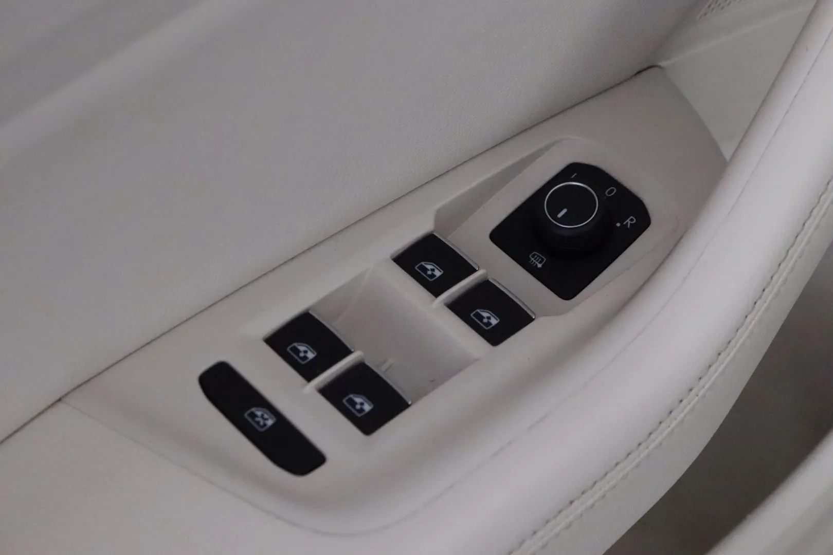 VOLKSWAGEN Passat XNO-236 carousel image