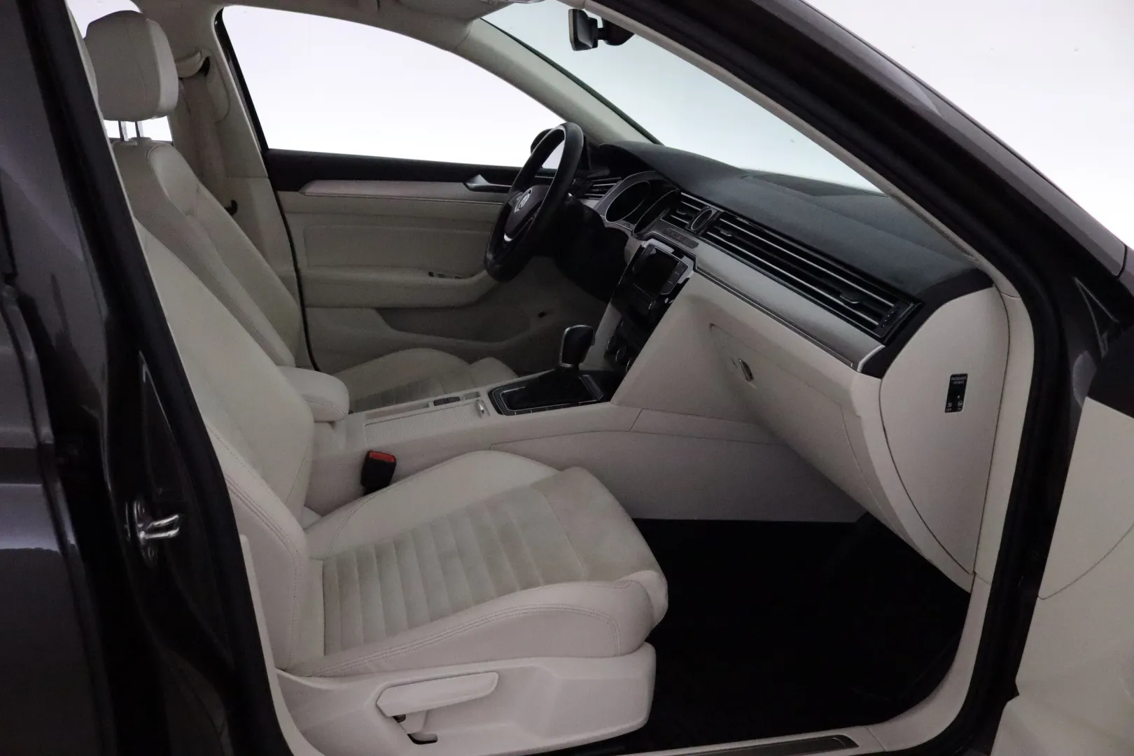 VOLKSWAGEN Passat XNO-236 carousel image