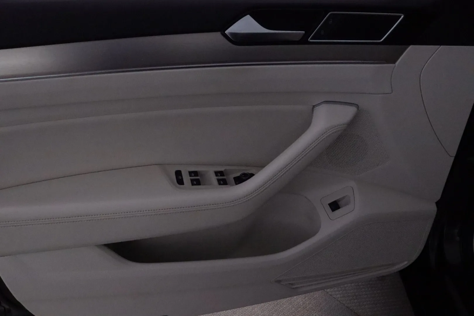 VOLKSWAGEN Passat XNO-236 carousel image