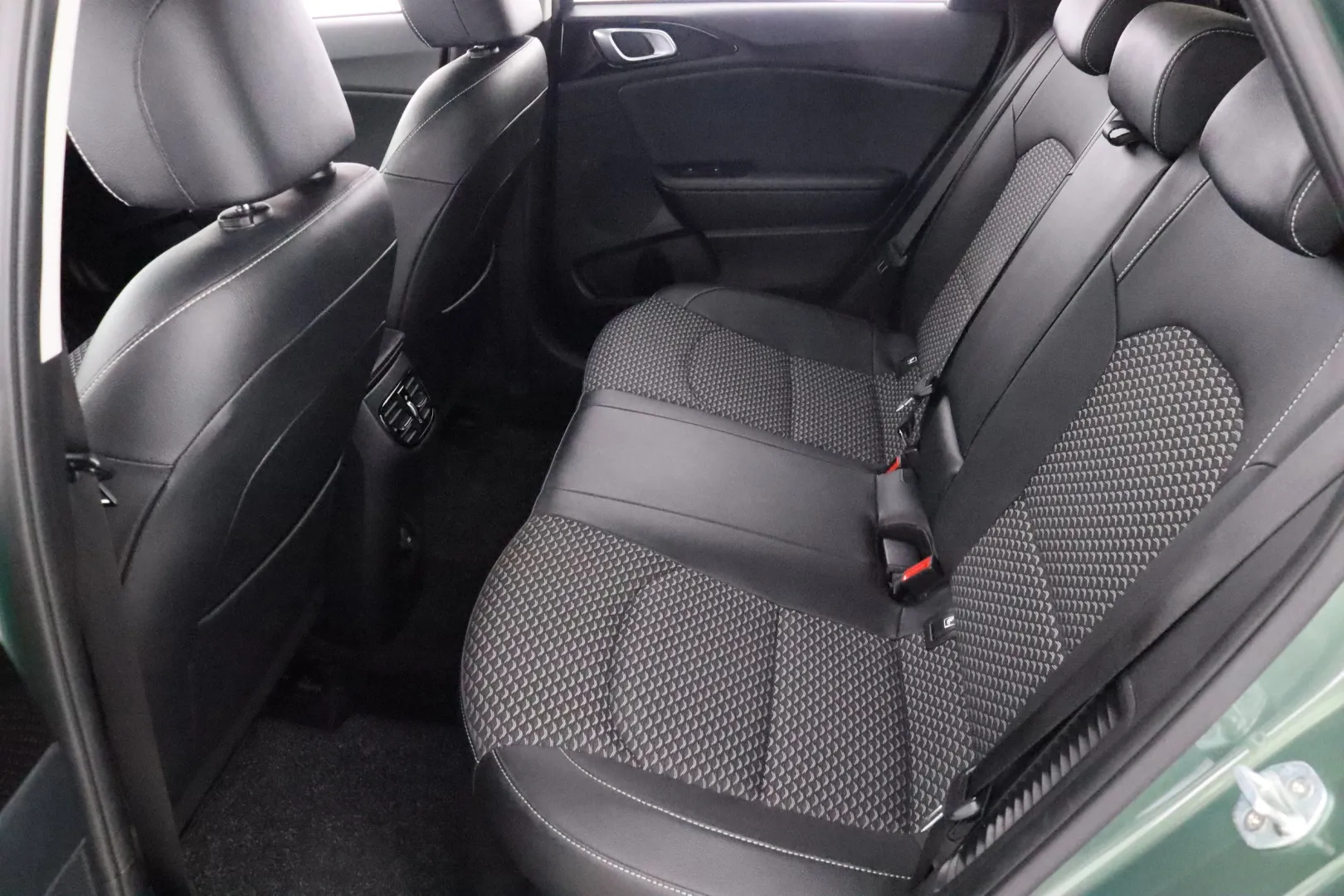 KIA Ceed CRG-889 carousel image