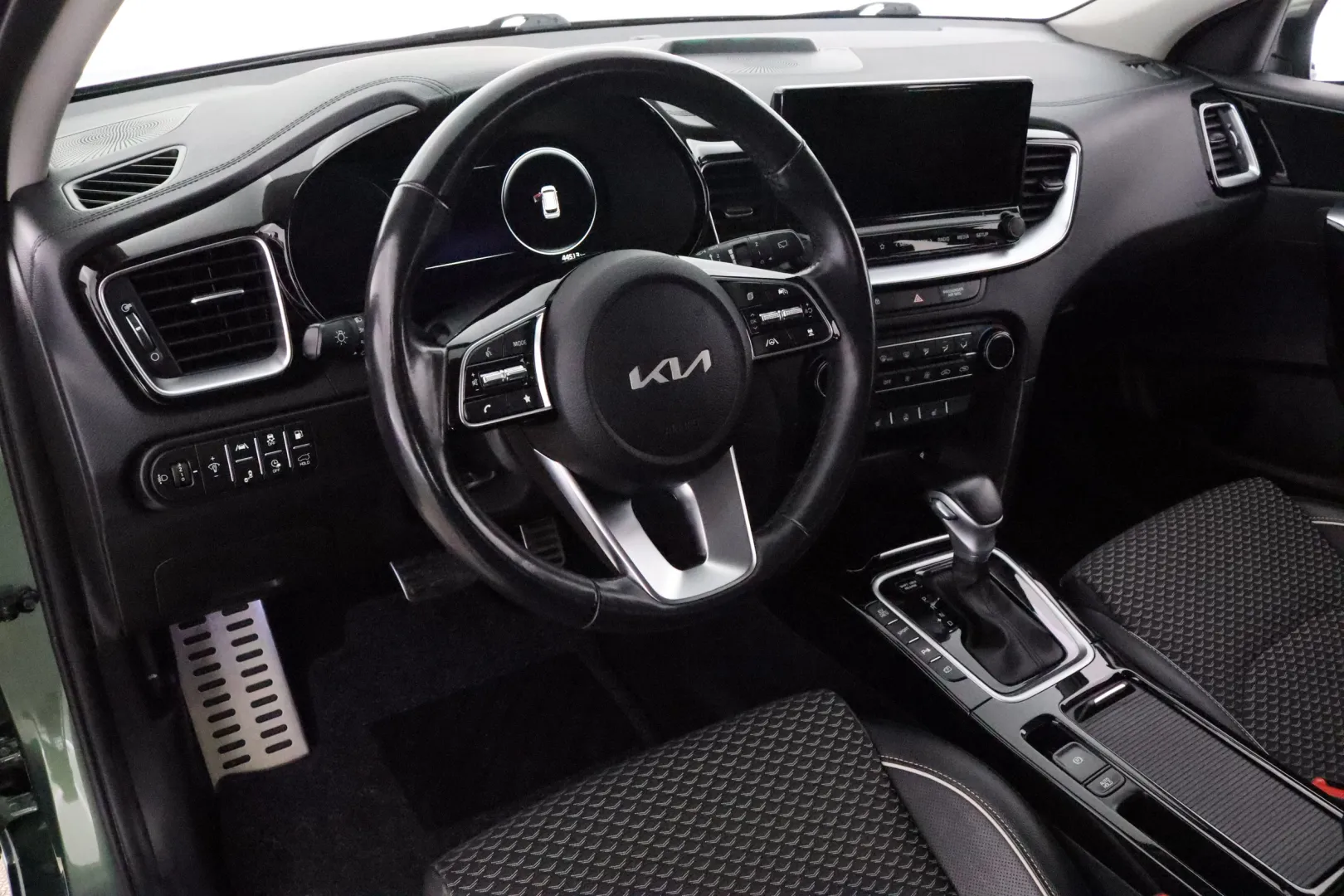 KIA Ceed CRG-889 carousel image