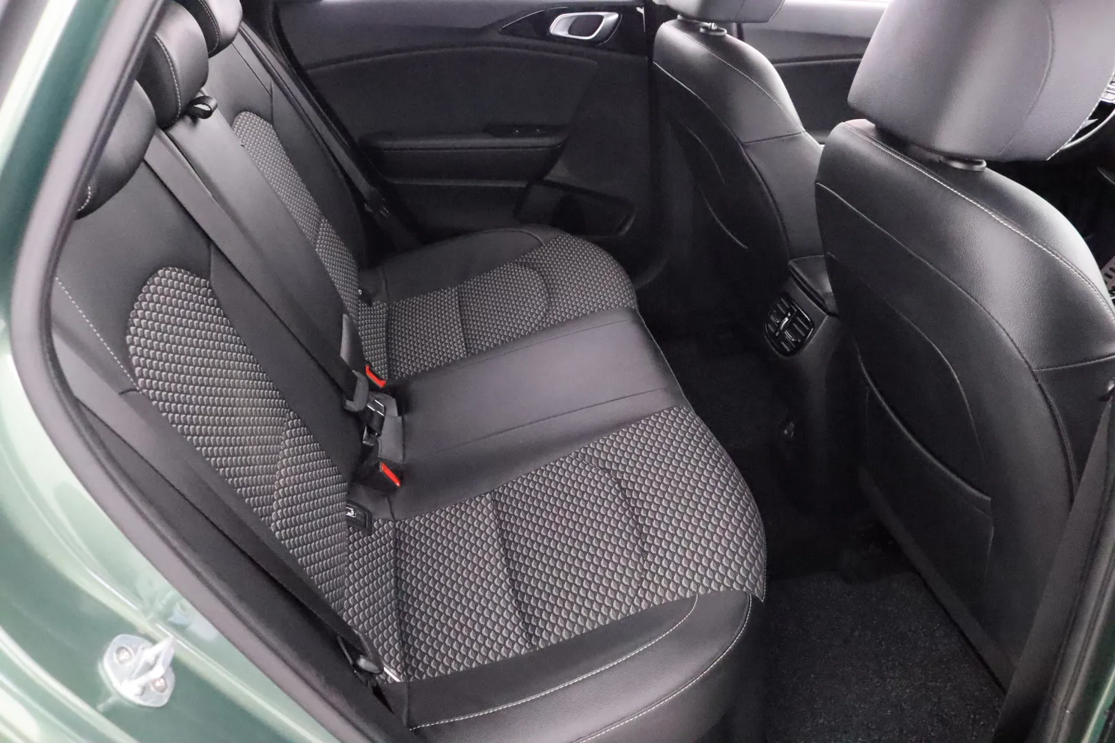 KIA Ceed CRG-889 carousel image