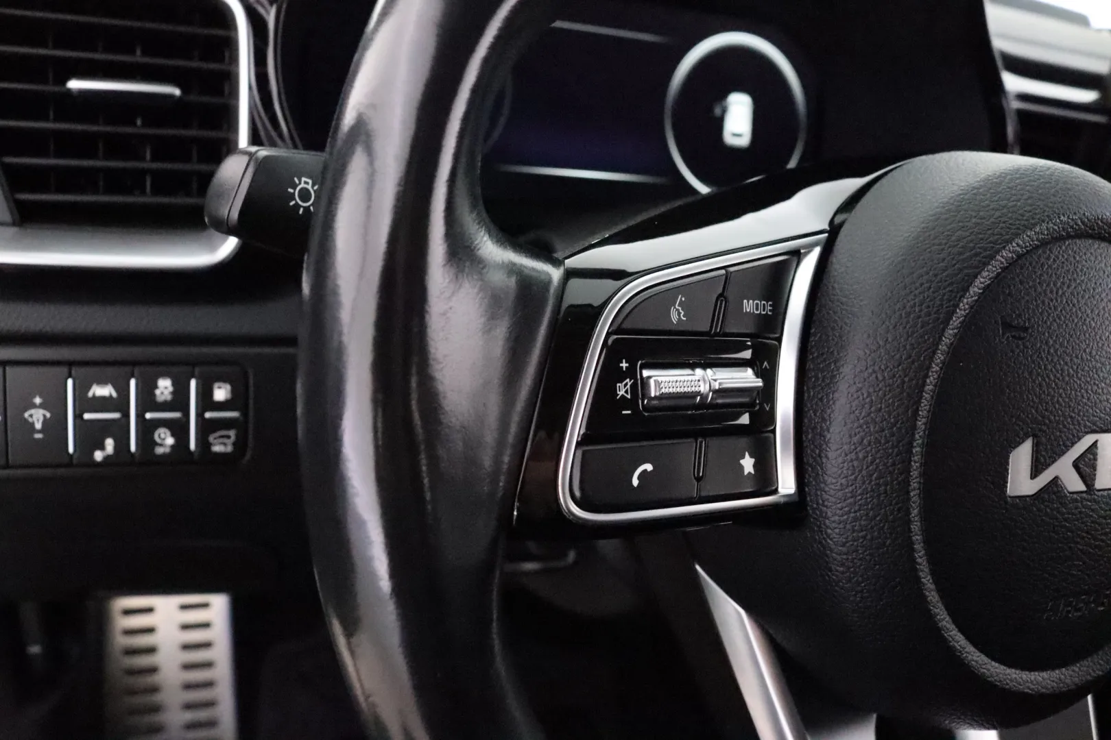 KIA Ceed CRG-889 carousel image