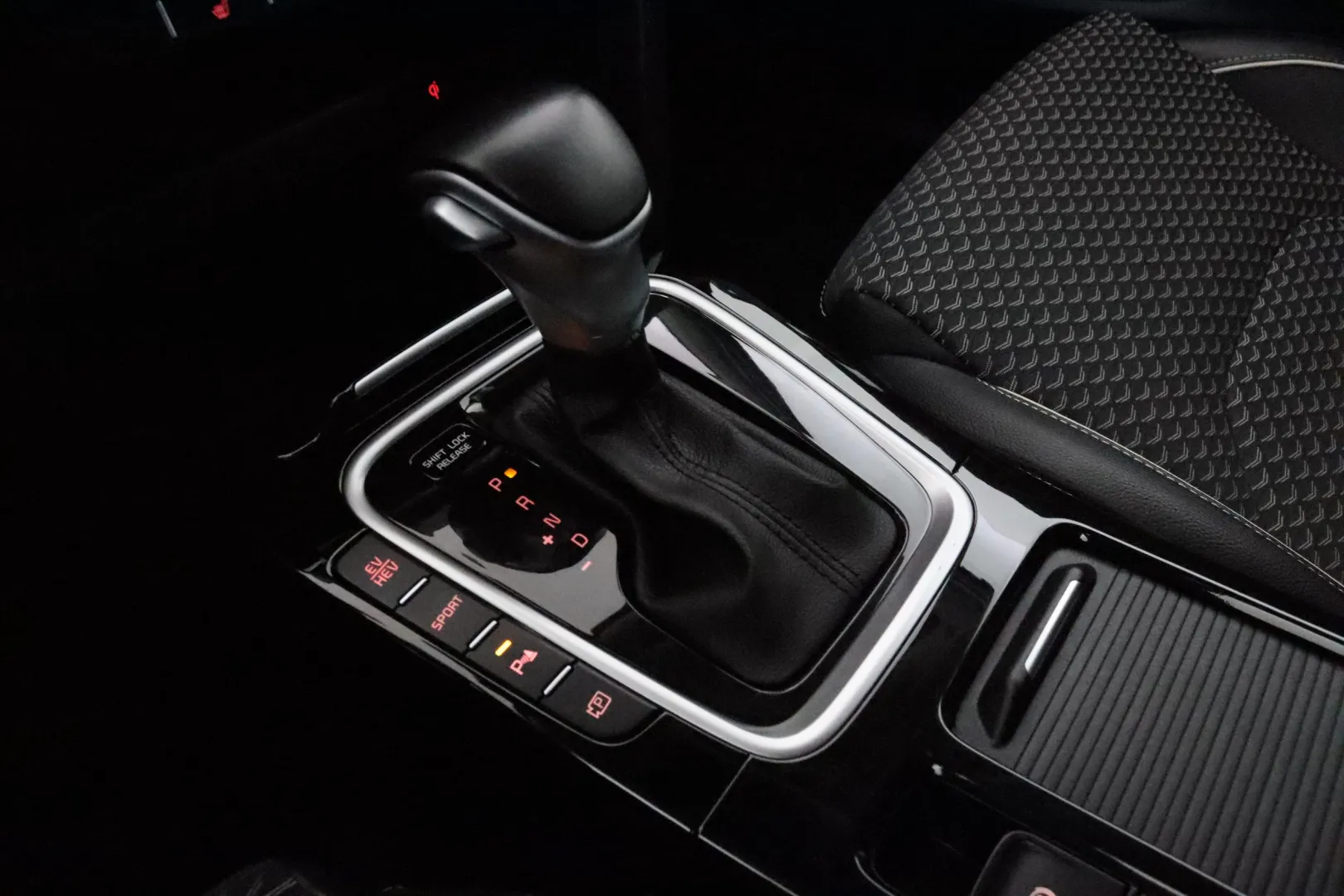 KIA Ceed CRG-889 carousel image