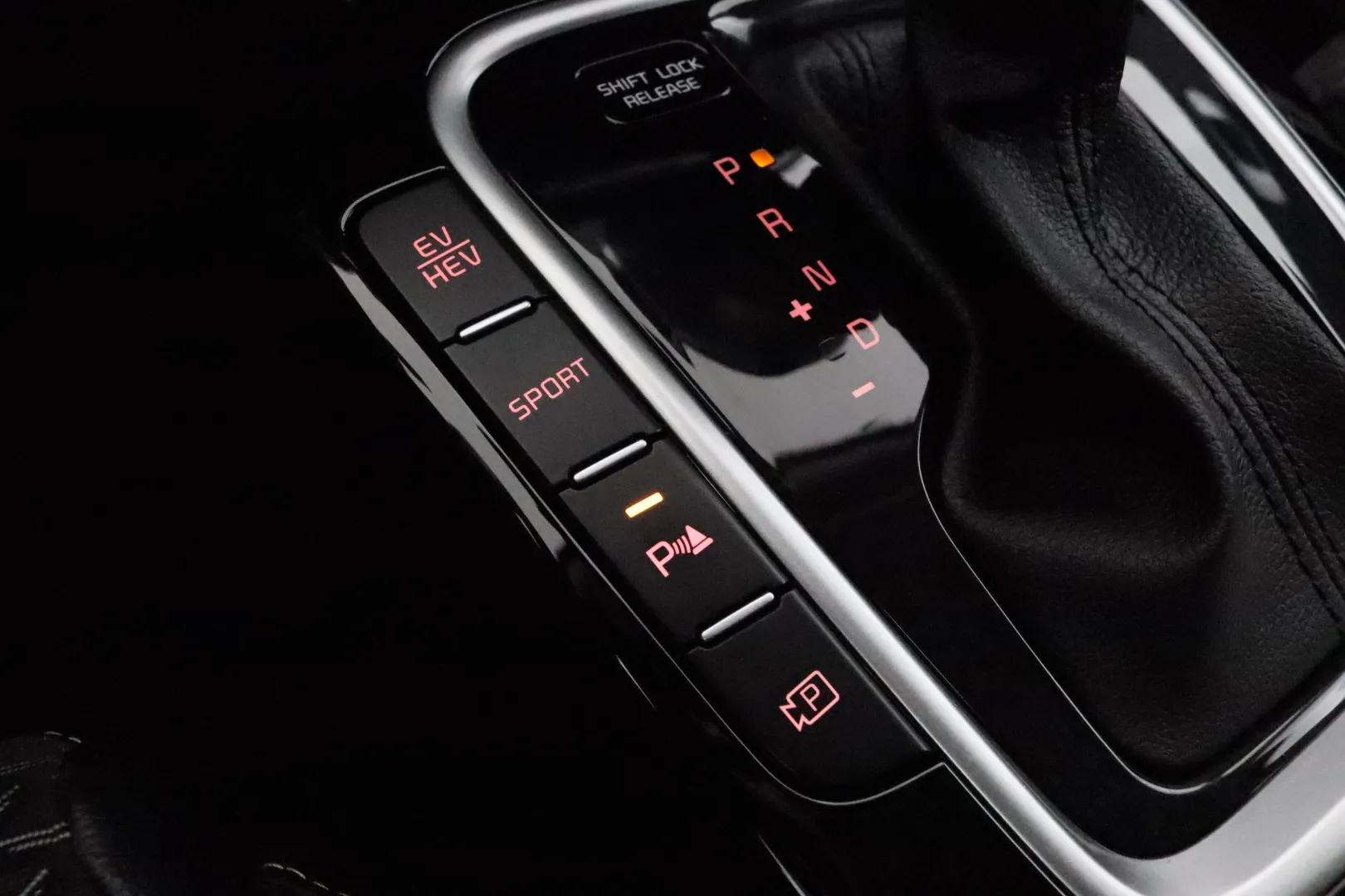 KIA Ceed CRG-889 carousel image