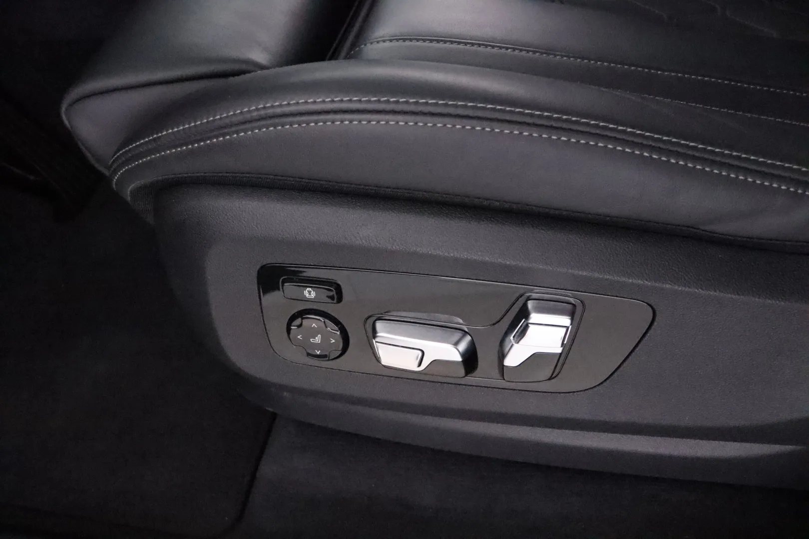 BMW X7 YLE-206 carousel image
