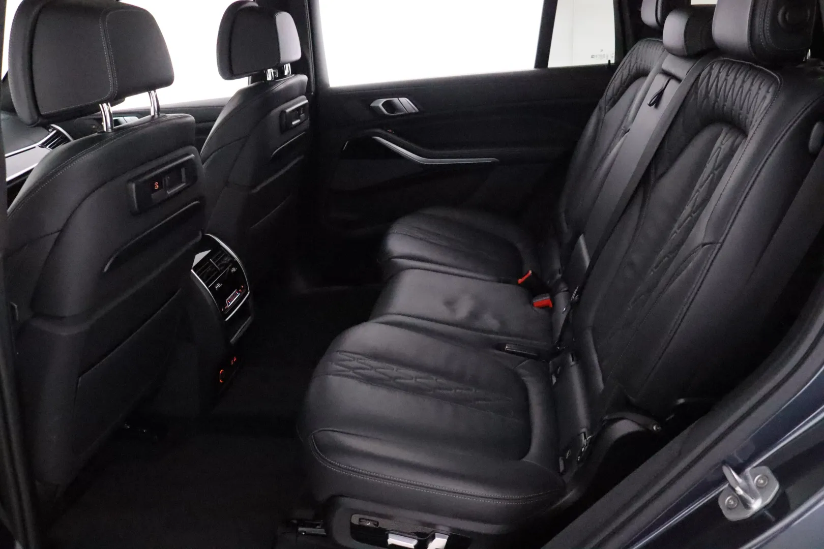 BMW X7 YLE-206 carousel image