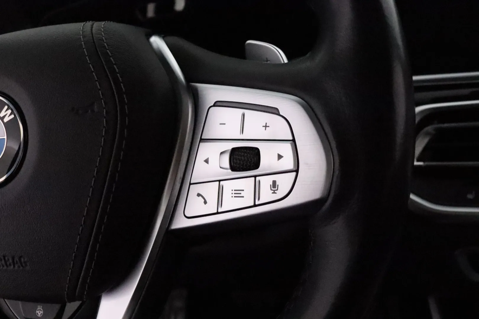 BMW X7 YLE-206 carousel image