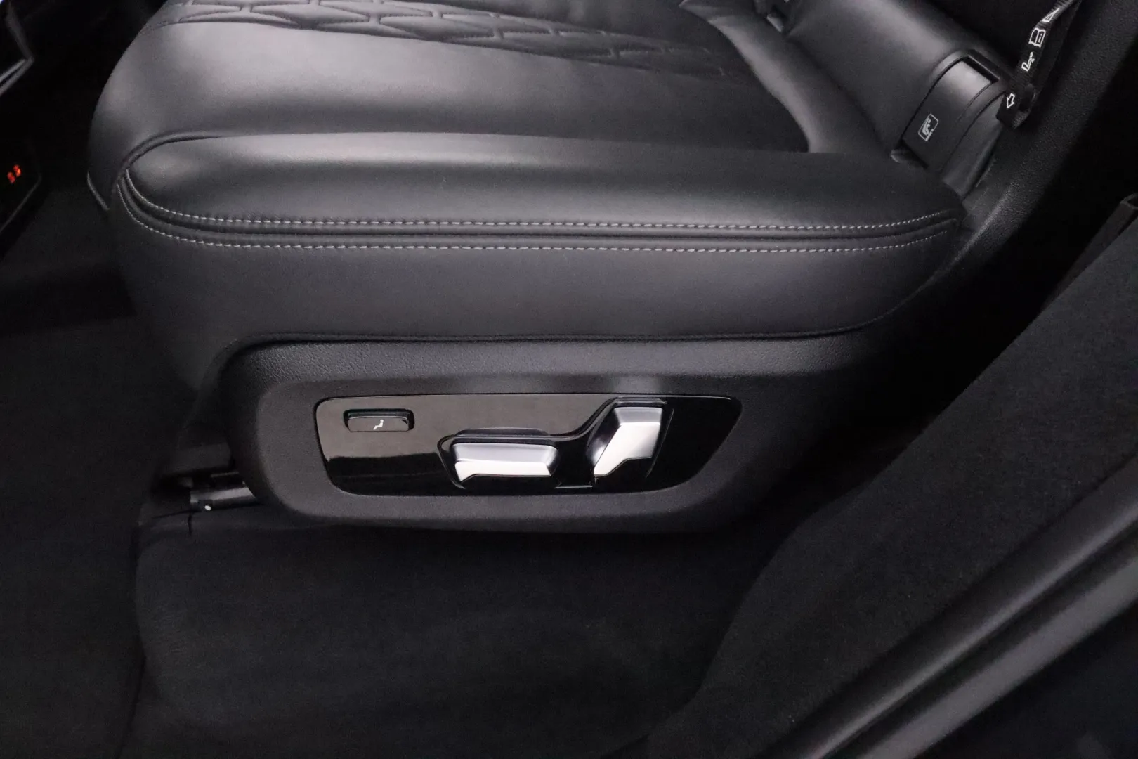 BMW X7 YLE-206 carousel image