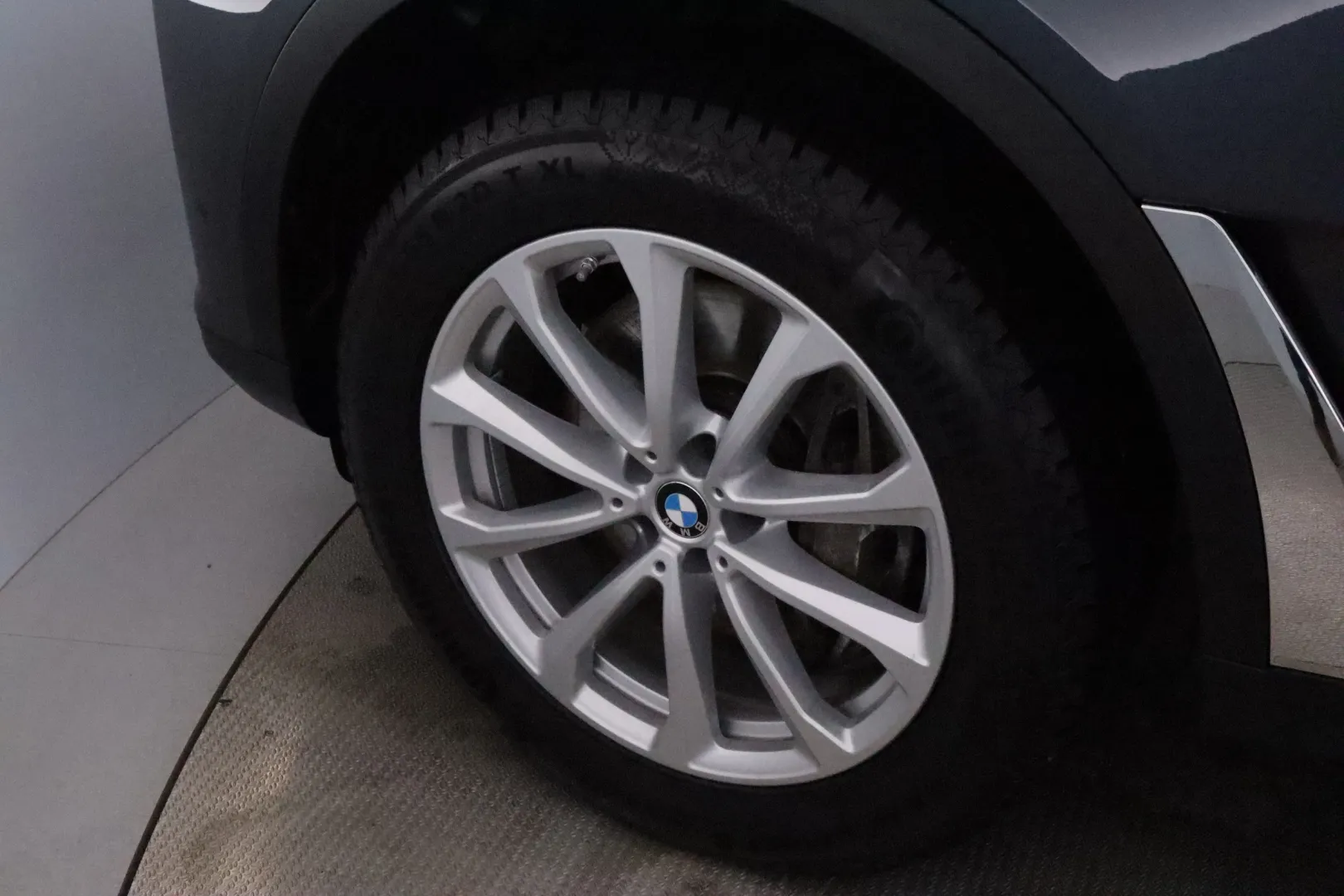 BMW X7 YLE-206 carousel image