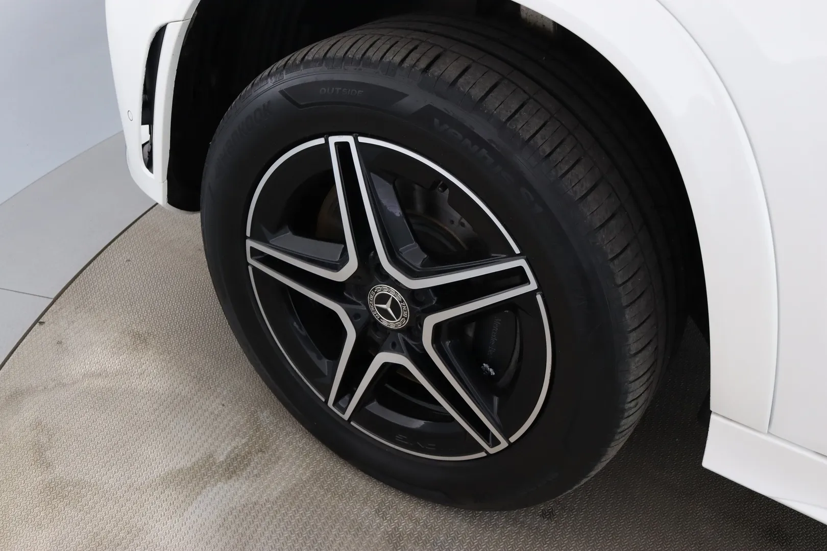 Mercedes-Benz GLE JLO-177 carousel image