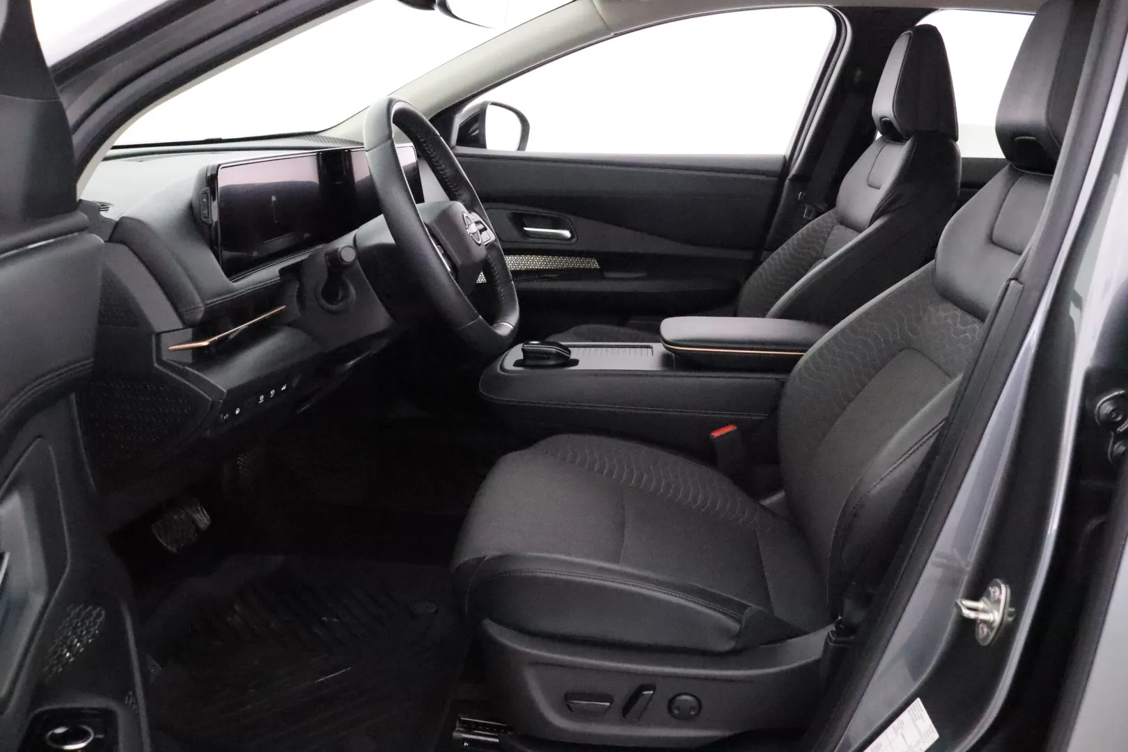 Nissan Ariya IRJ-642 carousel image