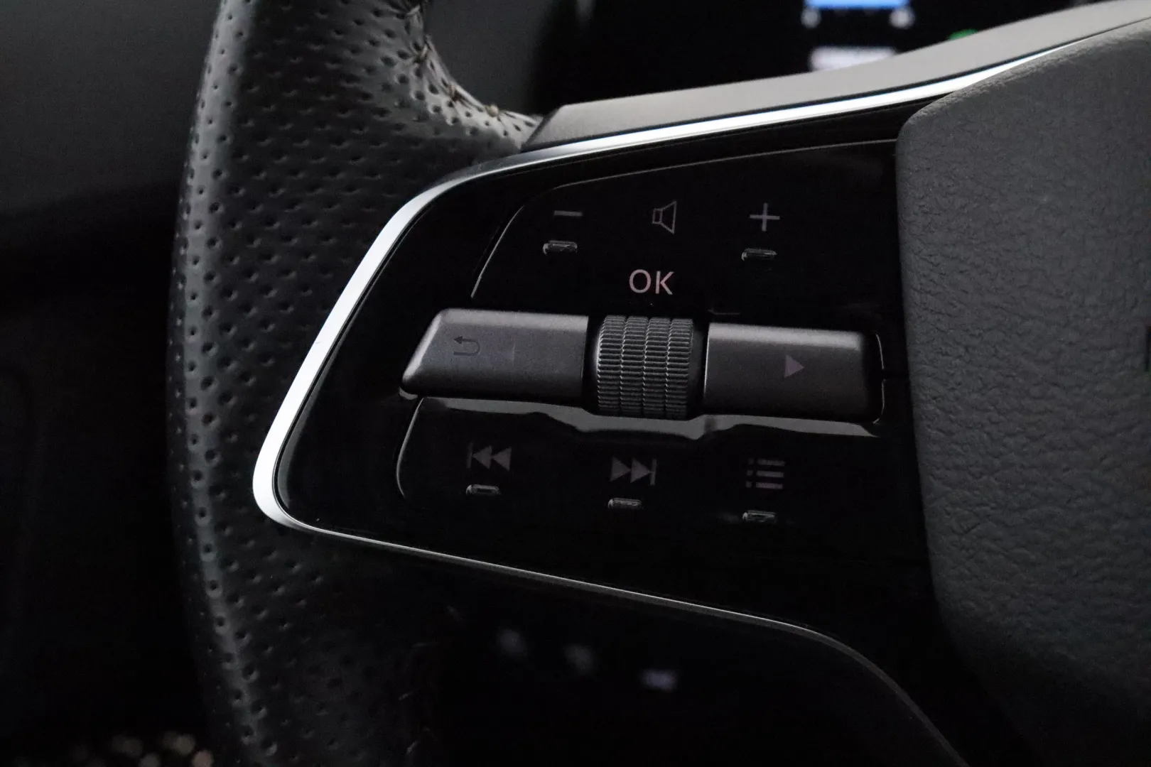 Nissan Ariya IRJ-642 carousel image