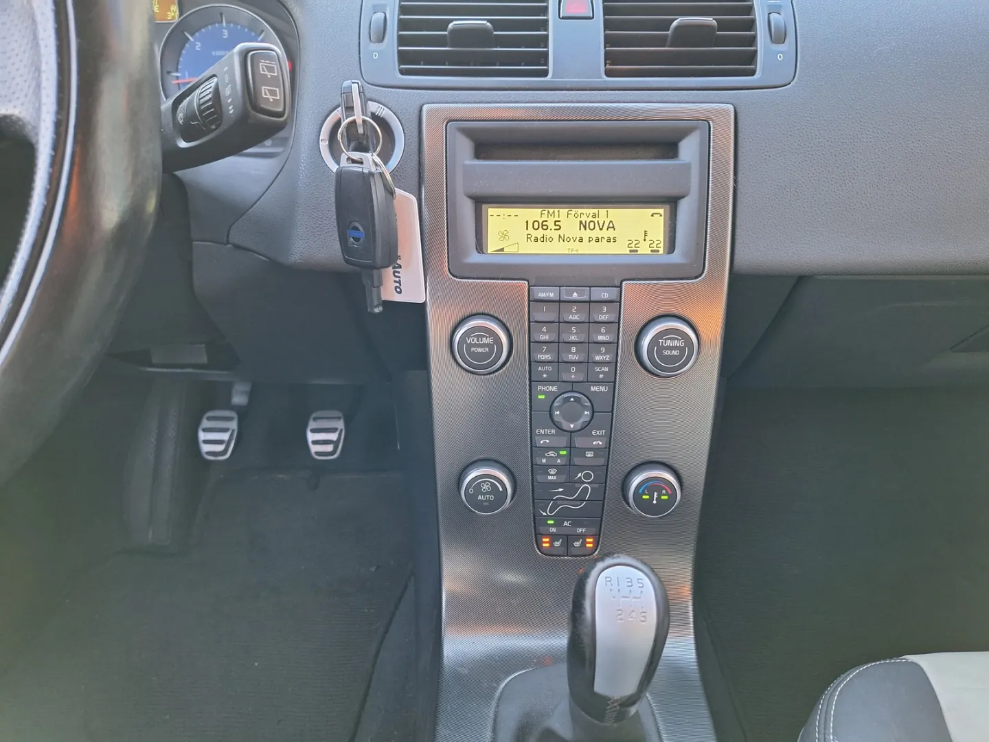 VOLVO C30 MYT-652 carousel image