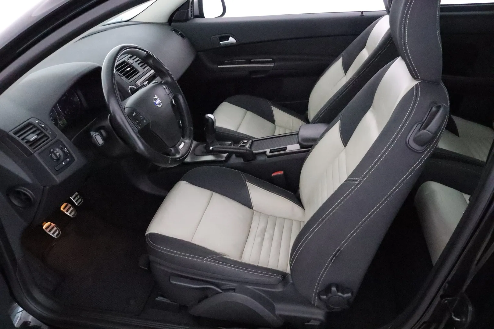 VOLVO C30 MYT-652 carousel image
