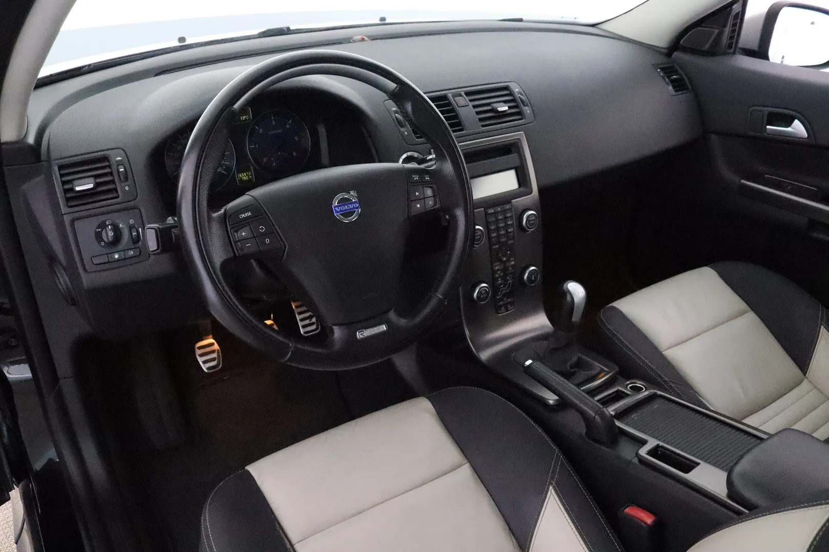 VOLVO C30 MYT-652 carousel image