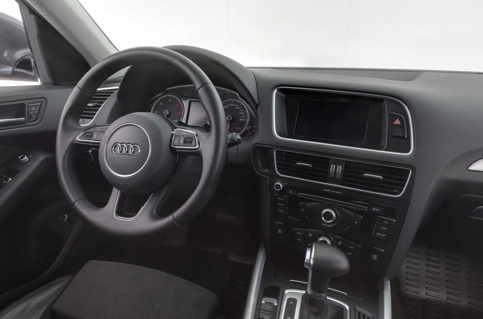 Audi Q5 YIY-338 carousel image