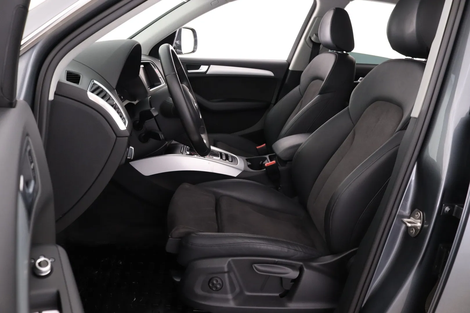 Audi Q5 YIY-338 carousel image