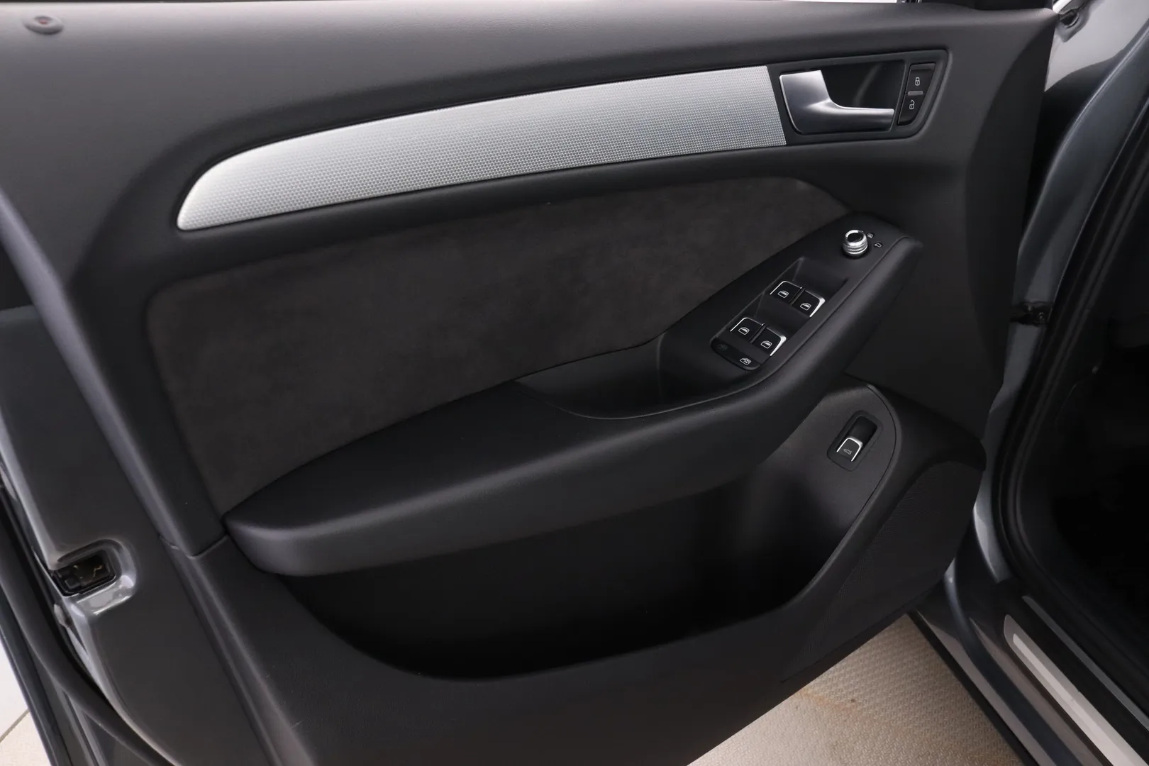 Audi Q5 YIY-338 carousel image