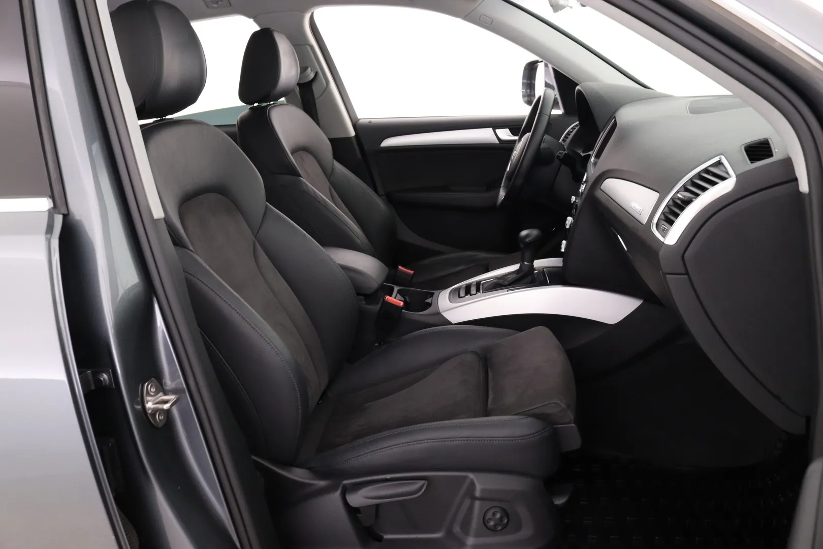 Audi Q5 YIY-338 carousel image