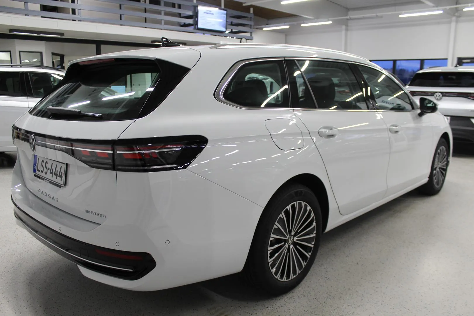 Volkswagen Passat LSS-444 carousel image