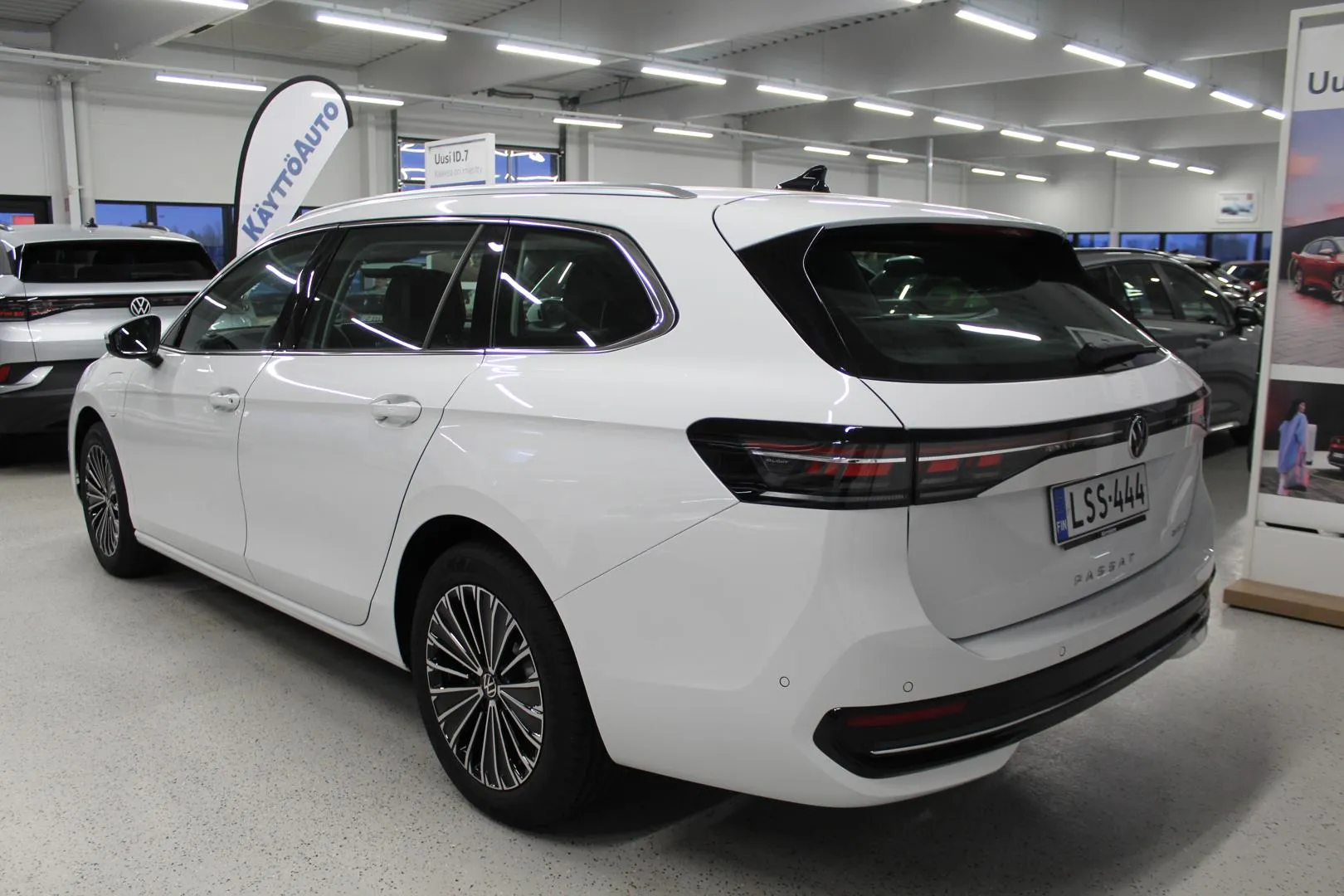 Volkswagen Passat LSS-444 carousel image