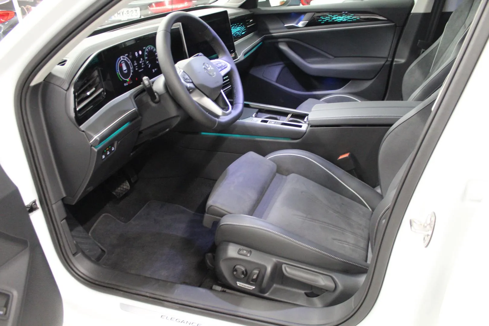 Volkswagen Passat LSS-444 carousel image