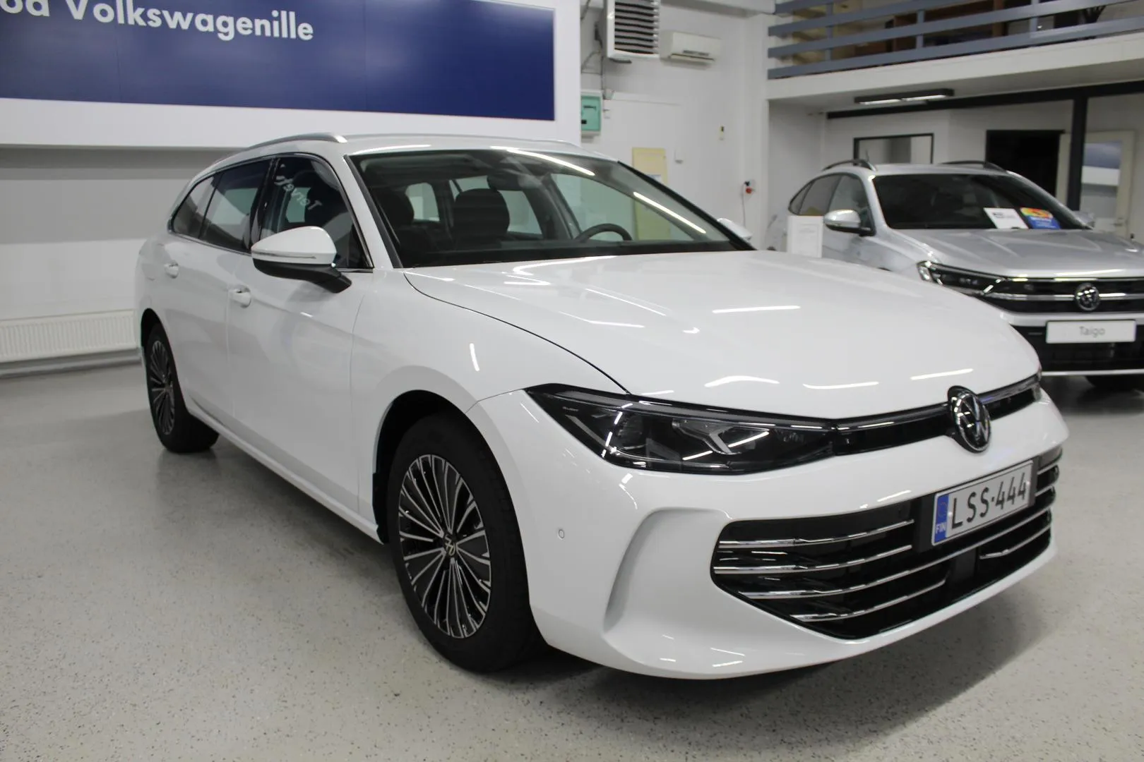 Volkswagen Passat LSS-444 carousel image