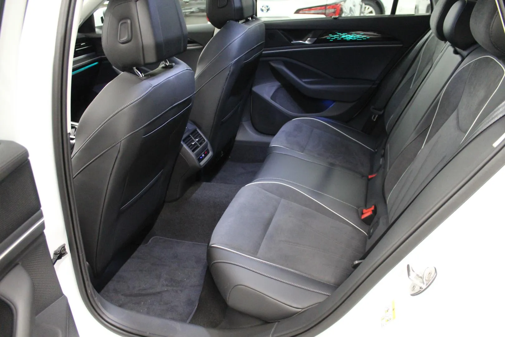 Volkswagen Passat LSS-444 carousel image