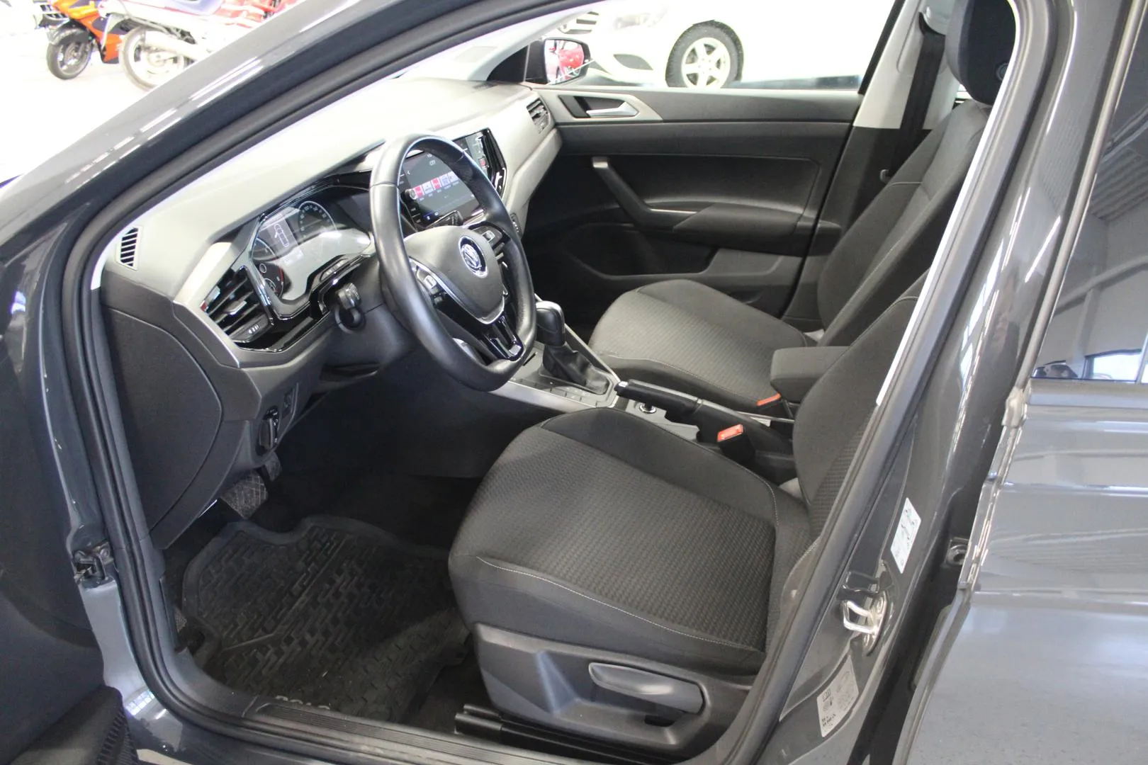 VOLKSWAGEN Polo COU-931 carousel image