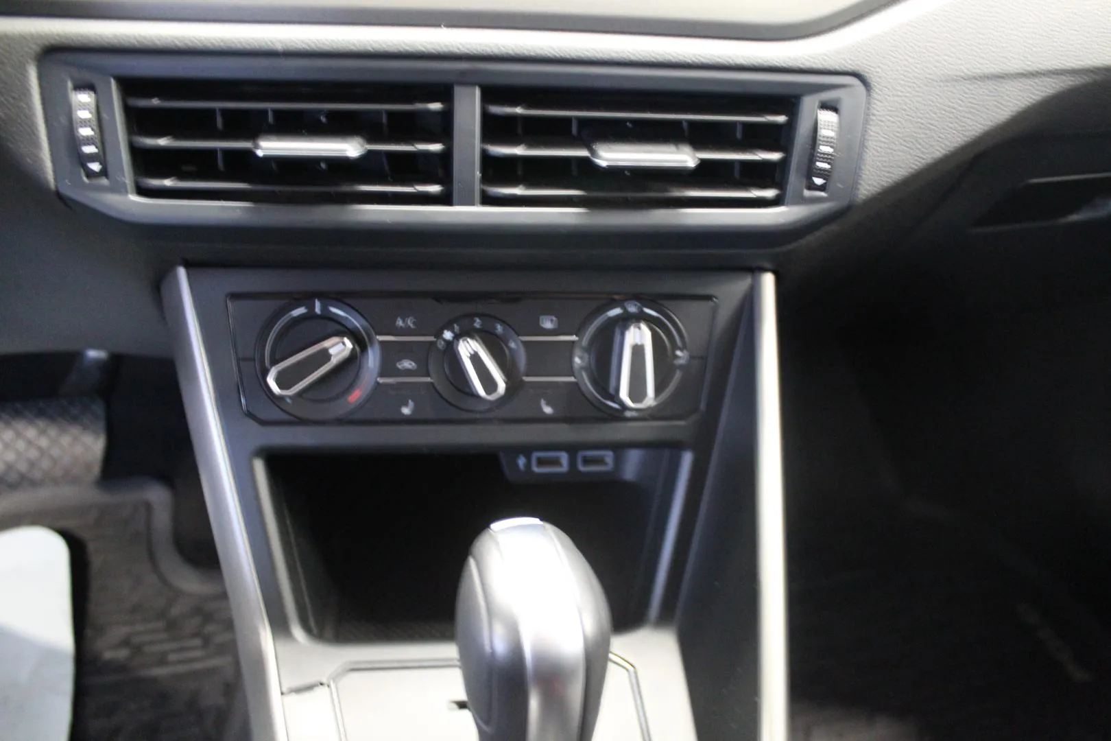 VOLKSWAGEN Polo COU-931 carousel image