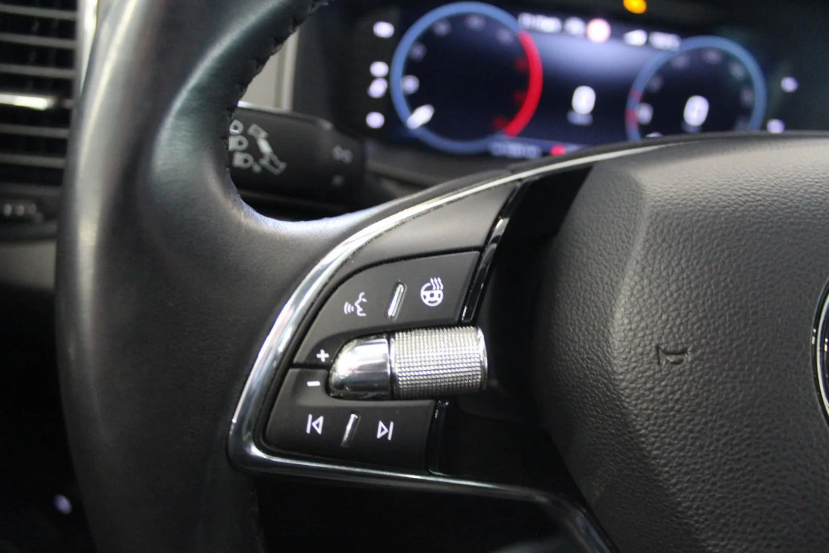 Skoda Karoq JMZ-550 carousel image