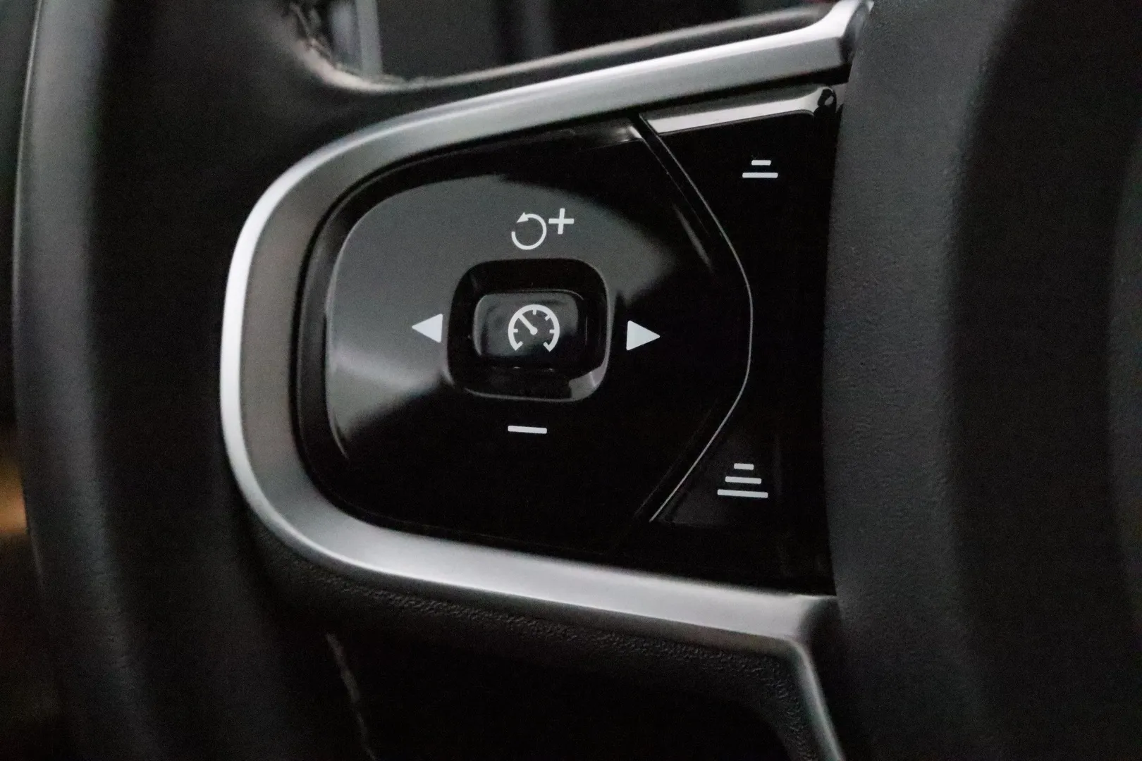 Volvo XC90 SPA-576 carousel image