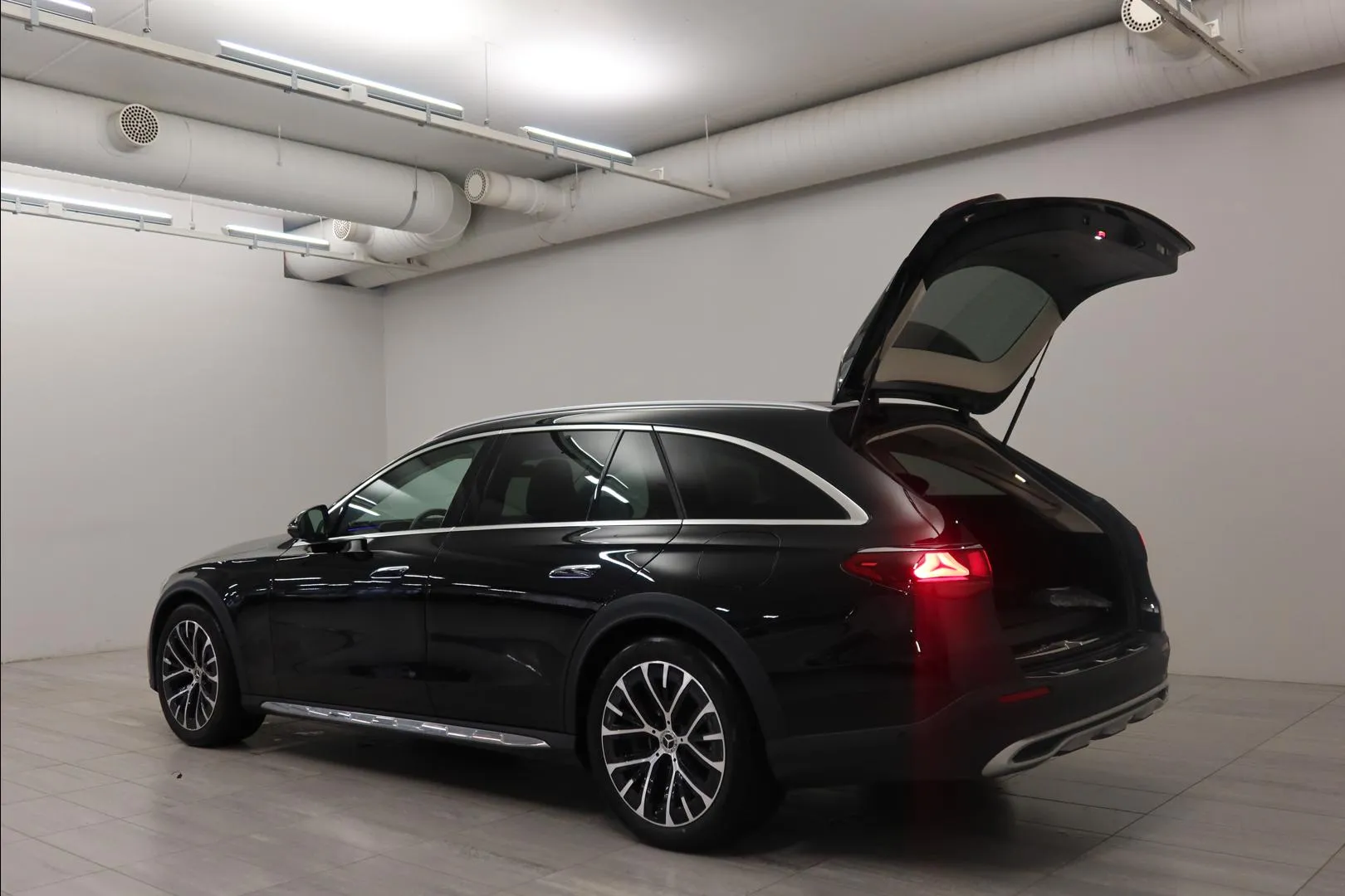 MERCEDES-BENZ E FSF-693 carousel image