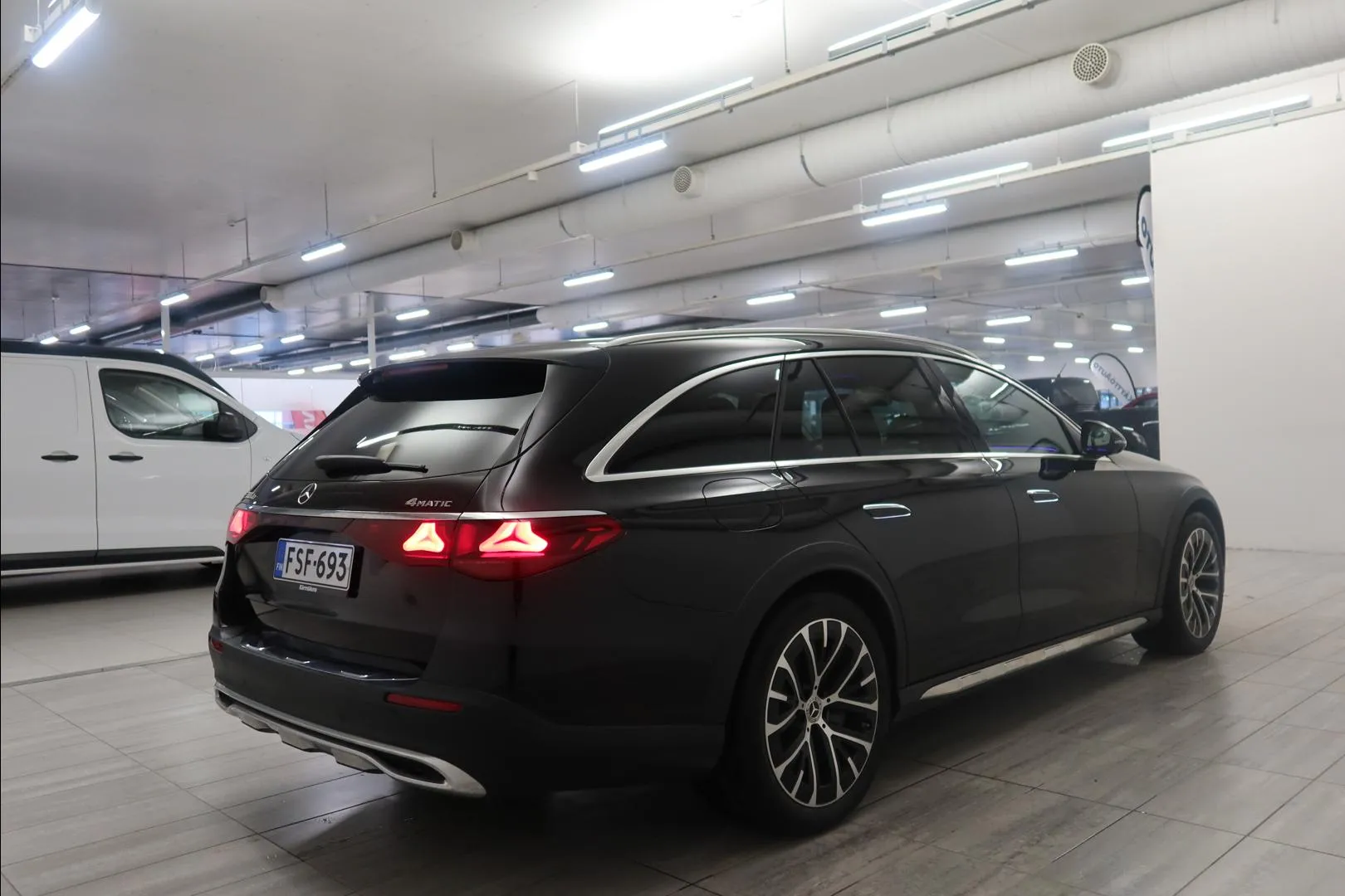 MERCEDES-BENZ E FSF-693 carousel image