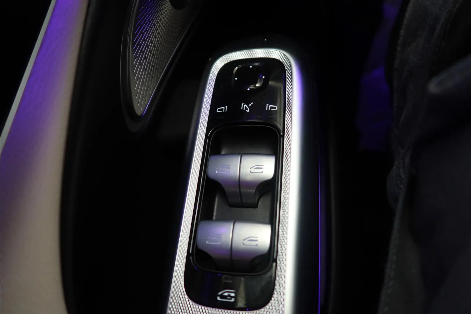 MERCEDES-BENZ E FSF-693 carousel image