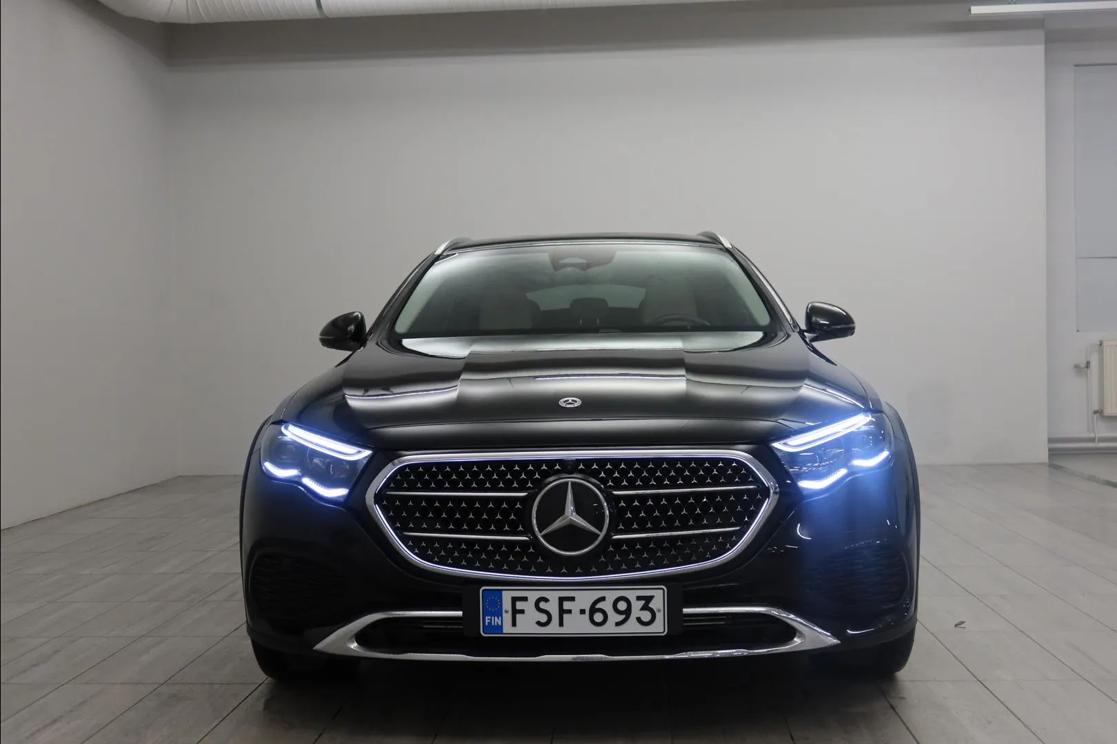 MERCEDES-BENZ E FSF-693 carousel image