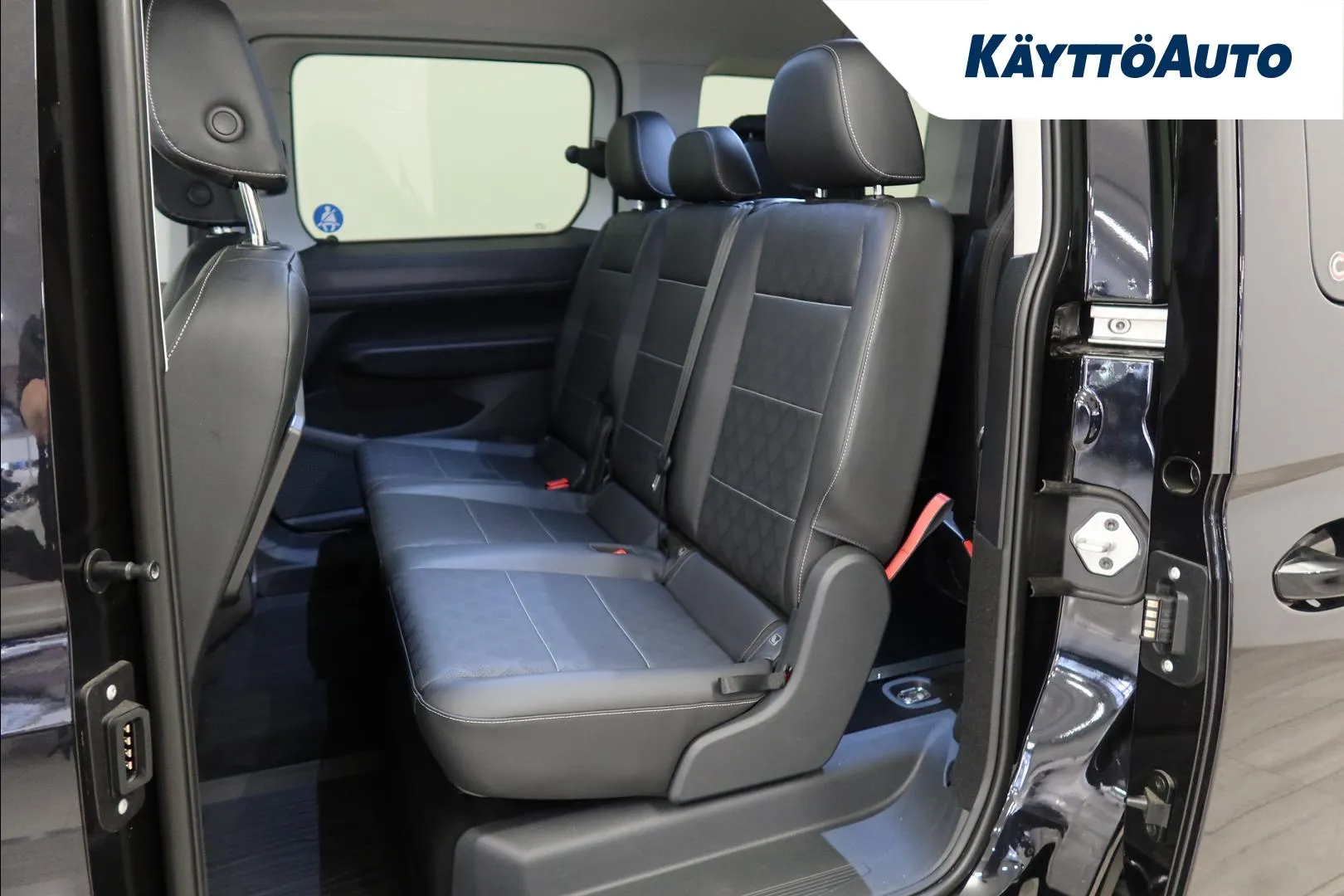 Ford Grand Tourneo Connect ZPH-385 carousel image