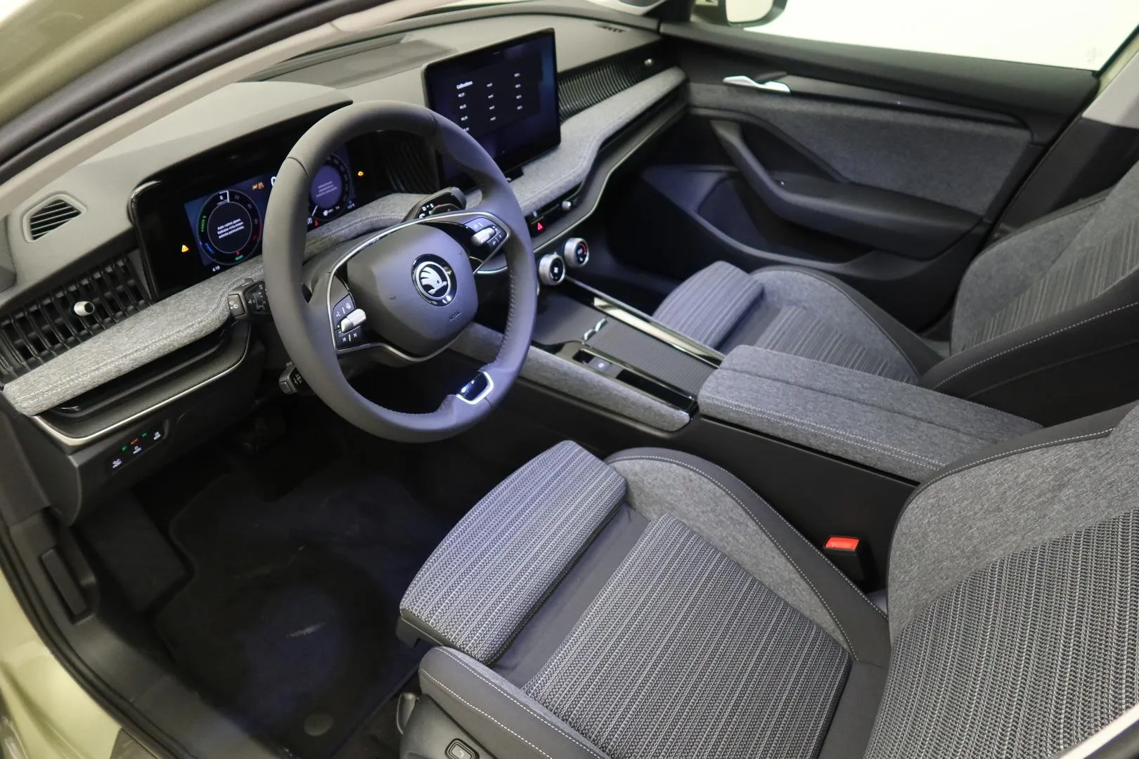 Skoda Superb SRL-186 carousel image