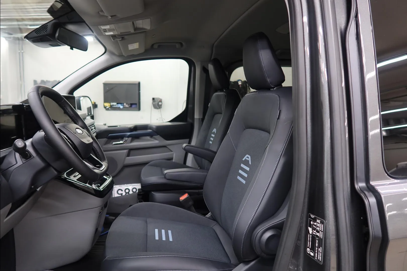 Ford Tourneo Custom ISV-885 carousel image