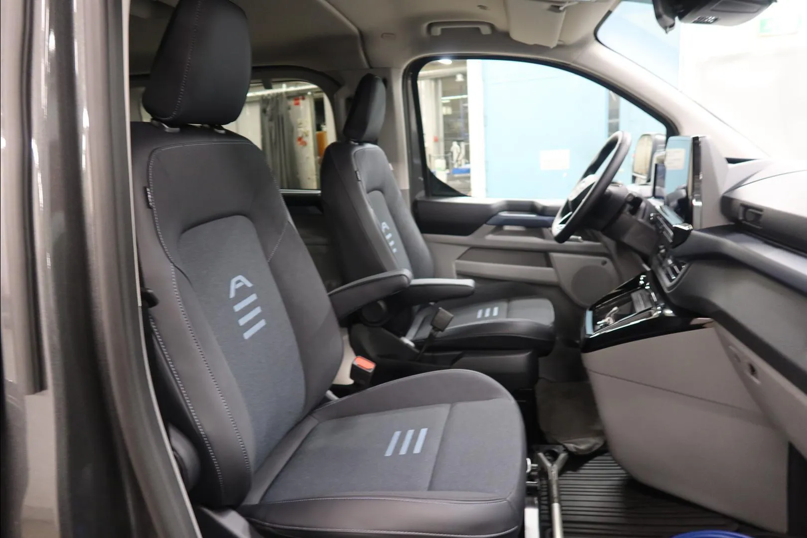 Ford Tourneo Custom ISV-885 carousel image