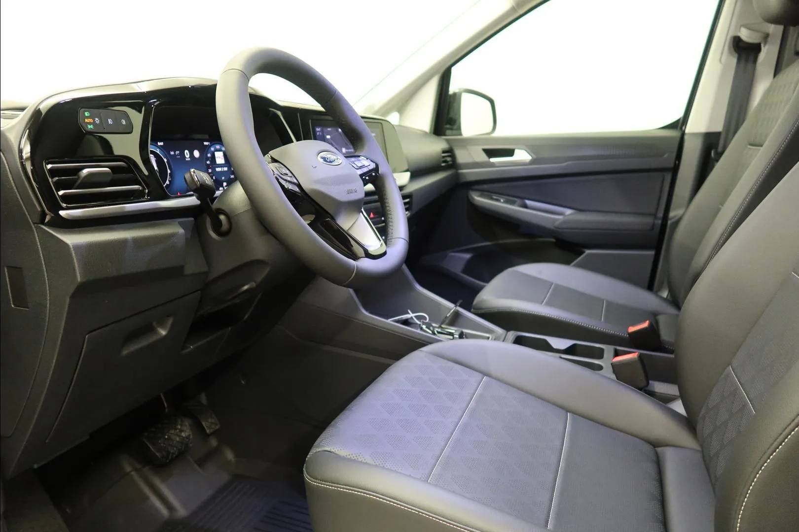 Ford Transit Connect YYE-479 carousel image